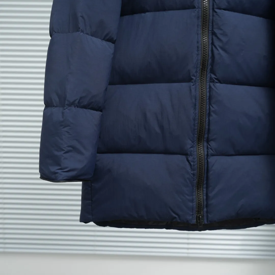 P940 Canada Goose Lawrence Down Jacket The Lawrence Down Jacket provides essential protection for everyday adventures and is made from sustainable Enduraluxe fabric with a durable soft touch. It features a quilted body, an adjustable down hood and a longer hem. Adjustable, down-filled, communicated hood. Two-way center front zipper increases range of motion and ventilation. The chin-protecting suede knit stand-up collar is soft and extra-comfortable. Inset rib-knit cuffs for added comfort and locked in heat. CORDURAD piping at the cuffs hem and reflective double-stripe grip tape at the back. Internal shoulder strap Color: black with red label black with black label azure blue Size: XS-2XL